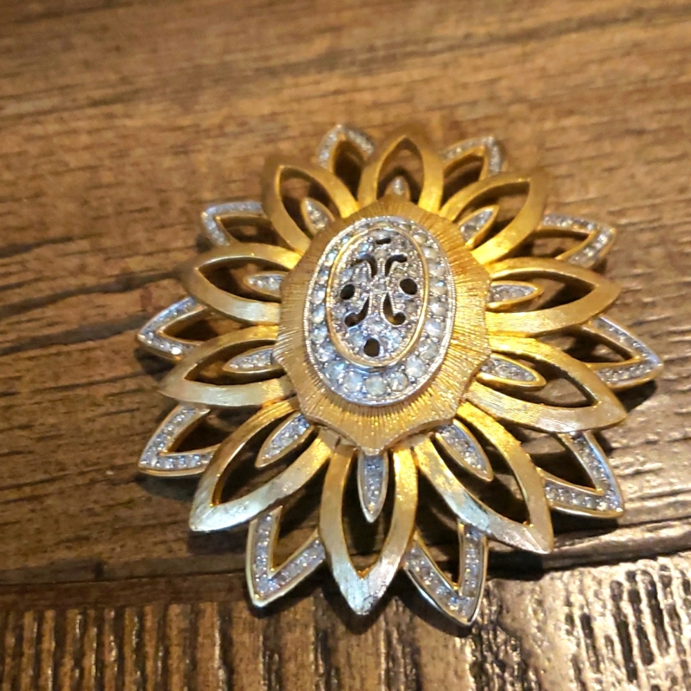 Beautiful vintage gold tone rhinestone brooch